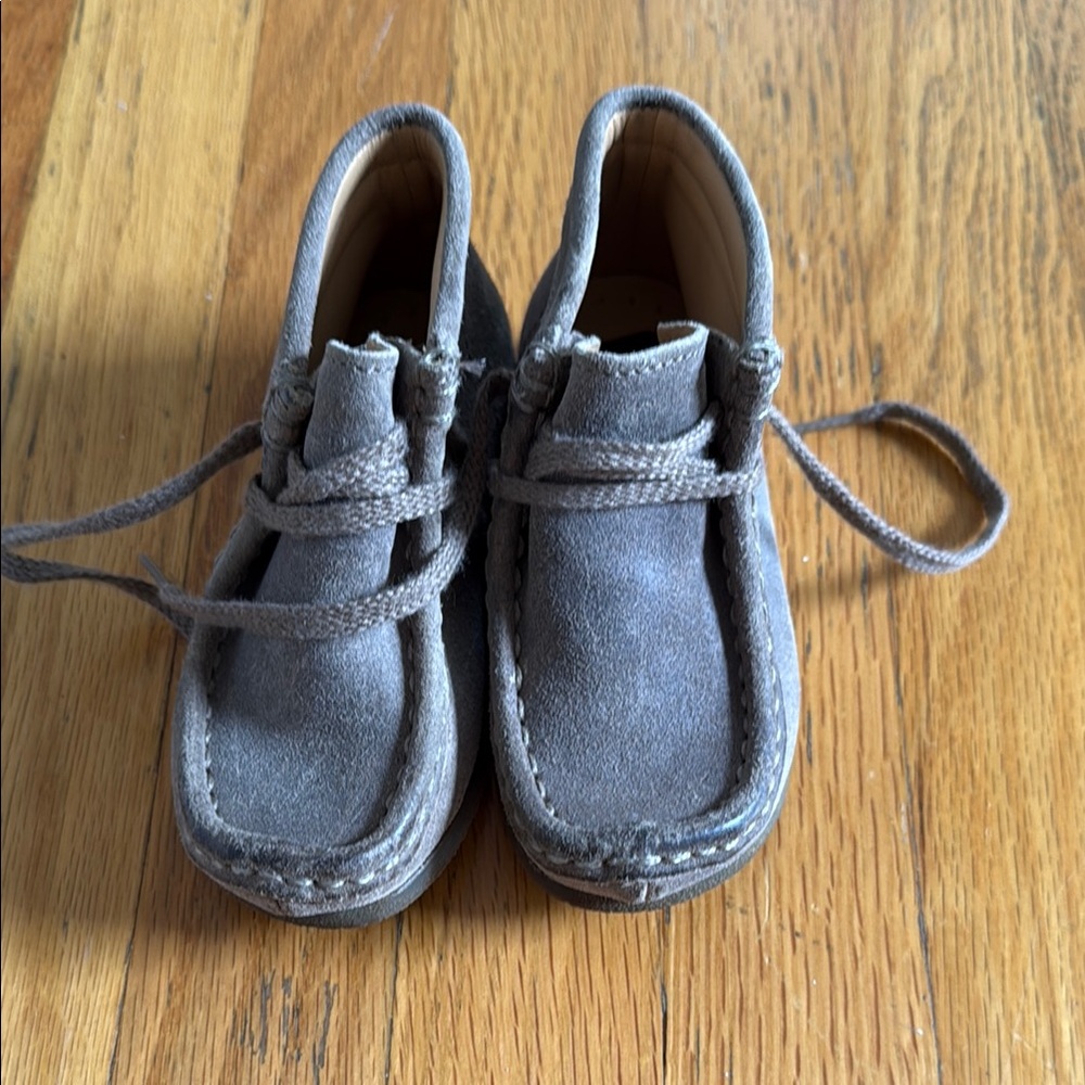 Clarks chukka wallabee Gray Kids Shoes boots size 7